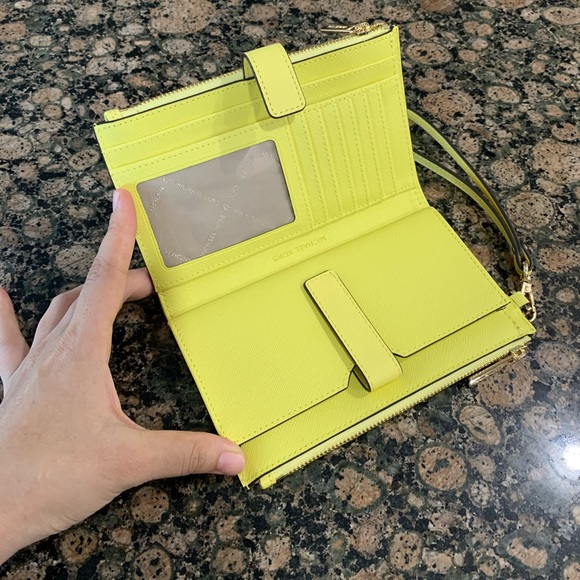 Authentic Michael Kors saffiano leather wallet - Picture 14 of 15